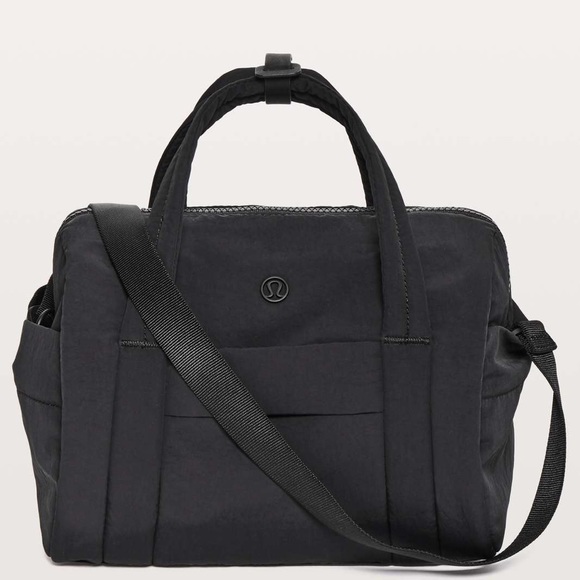 MINI On My Level Barrel Bag RARE LULULEMON black - Picture 2 of 2